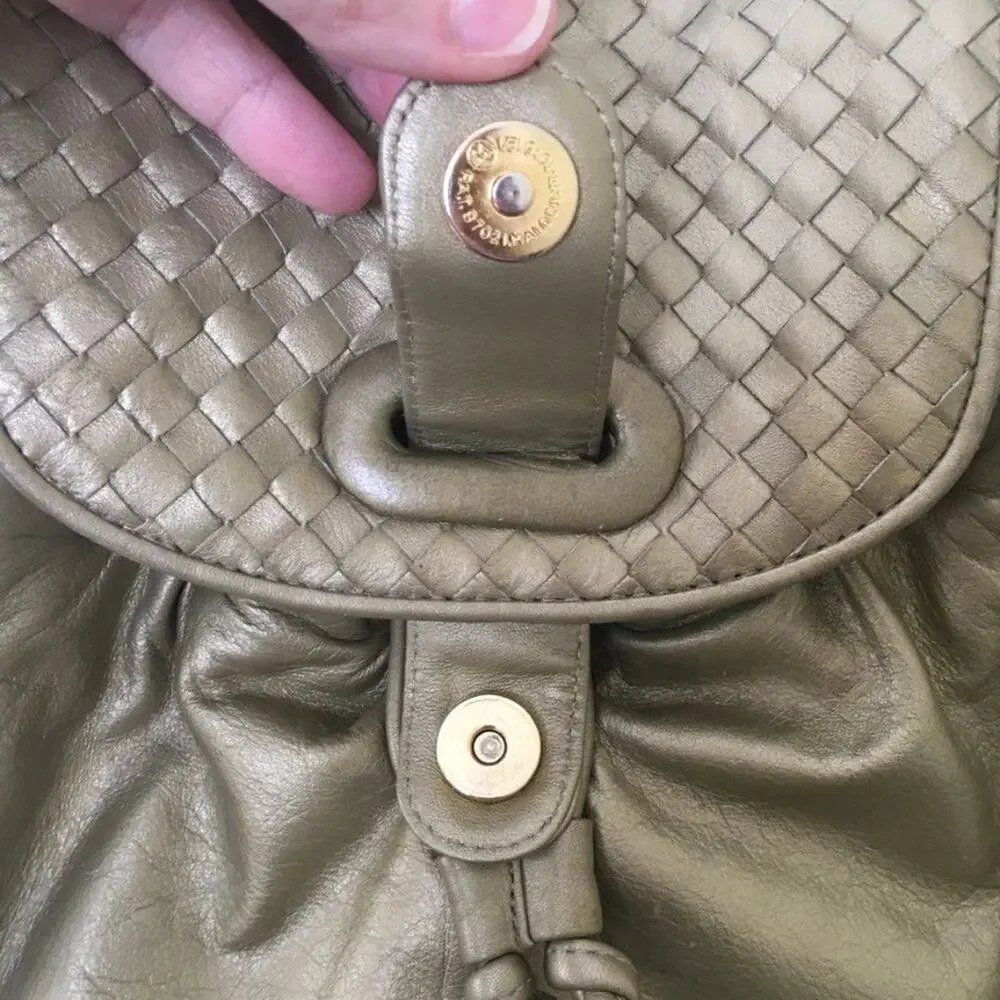 VTG ASPECTS Faux Leather Bucket Bag Backpack in Metallic Gold
